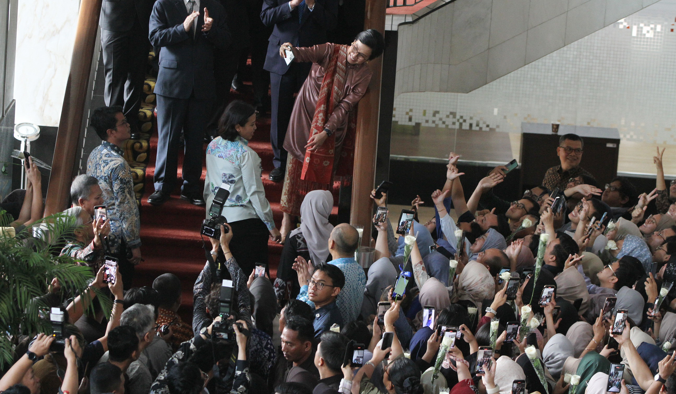 Pelepasan Sri Mulyani Indrawati oleh pegawai Kemenkeu. (Agus Priatna/SinPo.id)