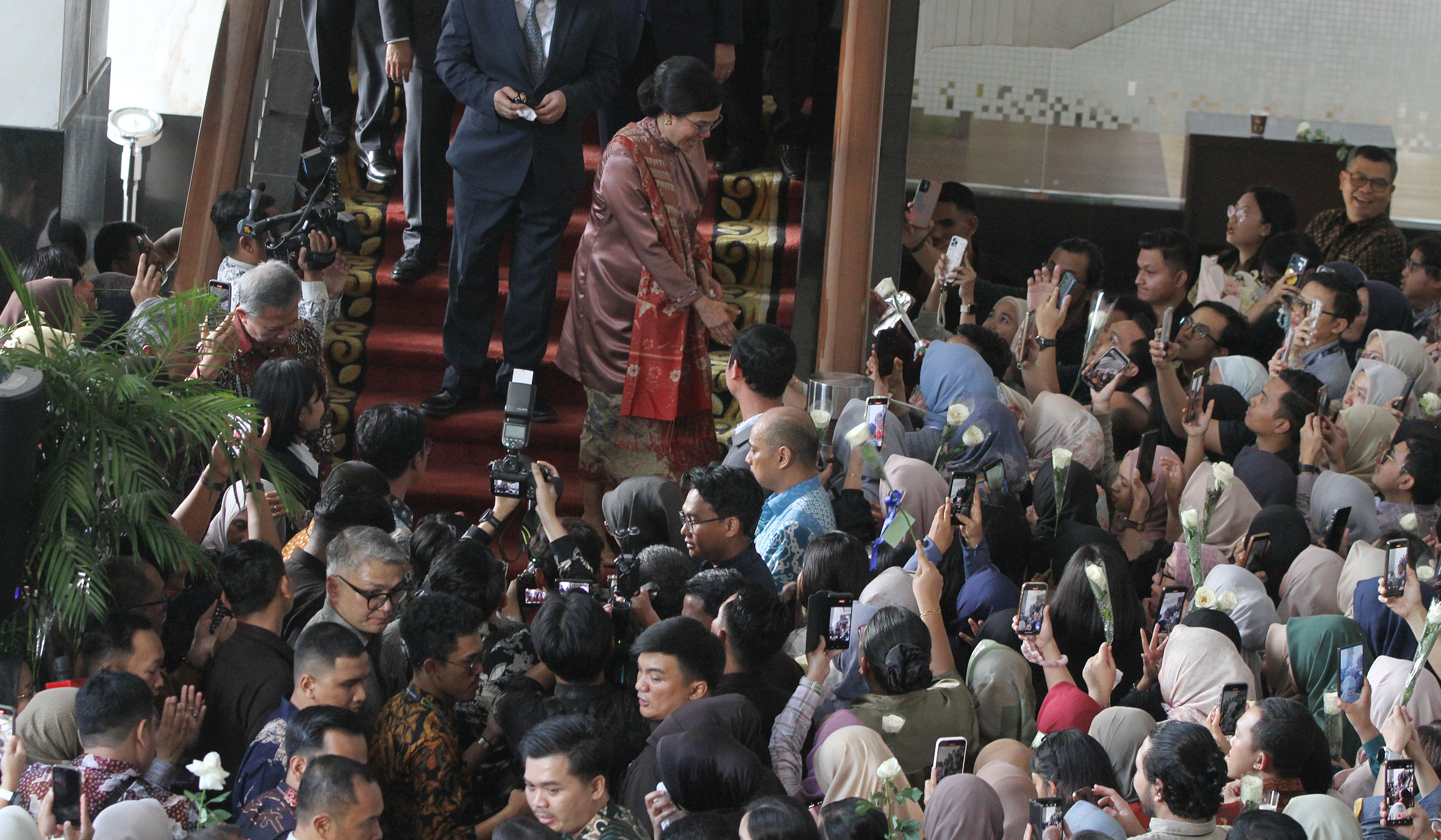 Pelepasan Sri Mulyani Indrawati oleh pegawai Kemenkeu. (Agus Priatna/SinPo.id)