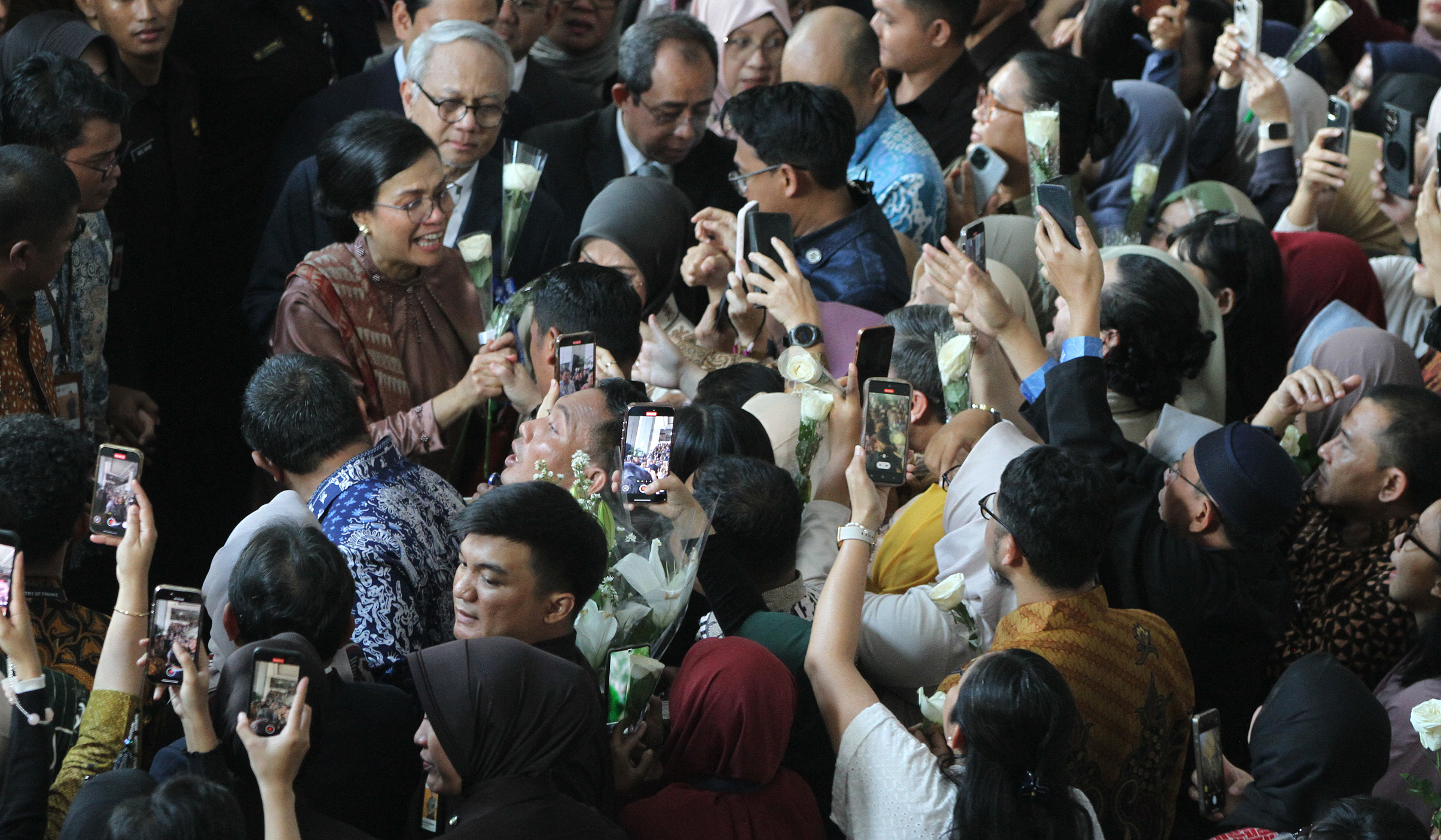 Pelepasan Sri Mulyani Indrawati oleh pegawai Kemenkeu. (Agus Priatna/SinPo.id)