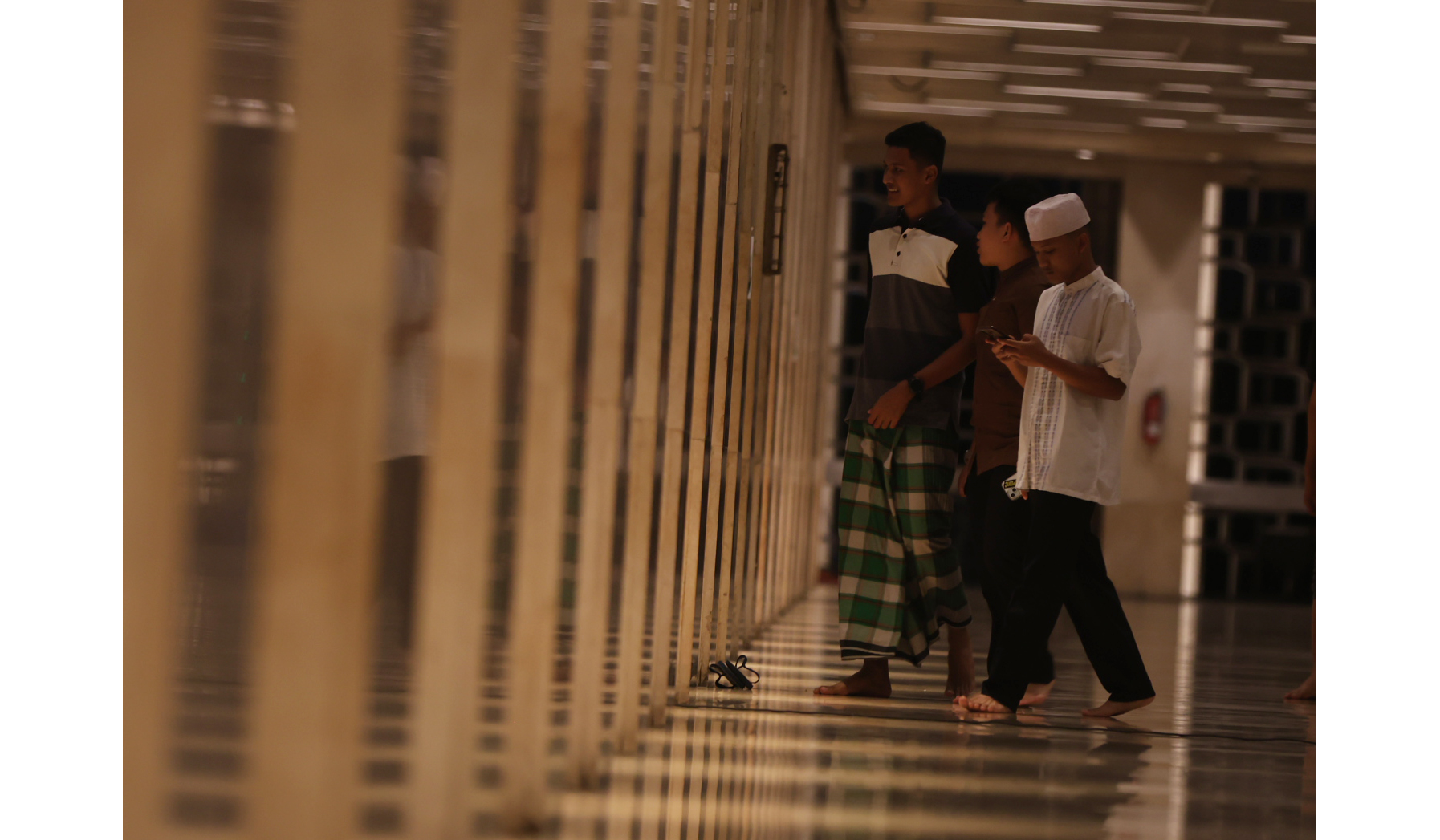 Suasana salat tarawih di Masjid Istiqlal. (Agus Priatna/SinPo.id)