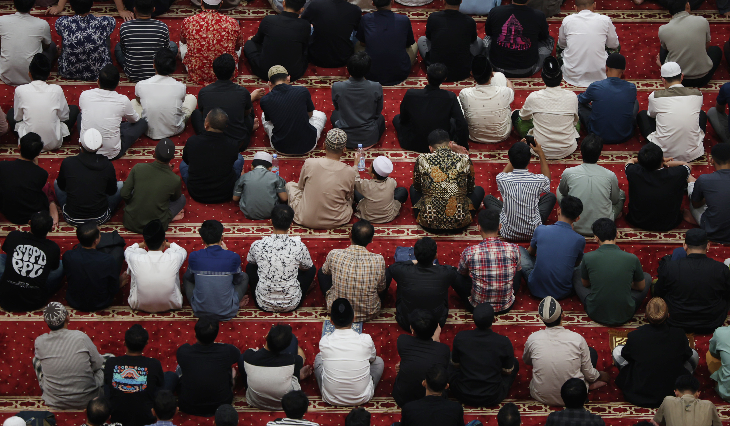 Suasana salat tarawih di Masjid Istiqlal. (Agus Priatna/SinPo.id)