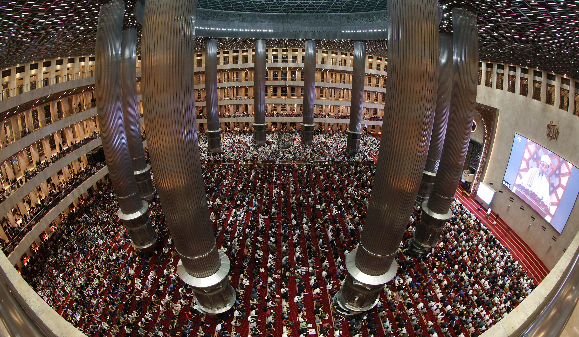 Suasana salat tarawih di Masjid Istiqlal. (Agus Priatna/SinPo.id)
