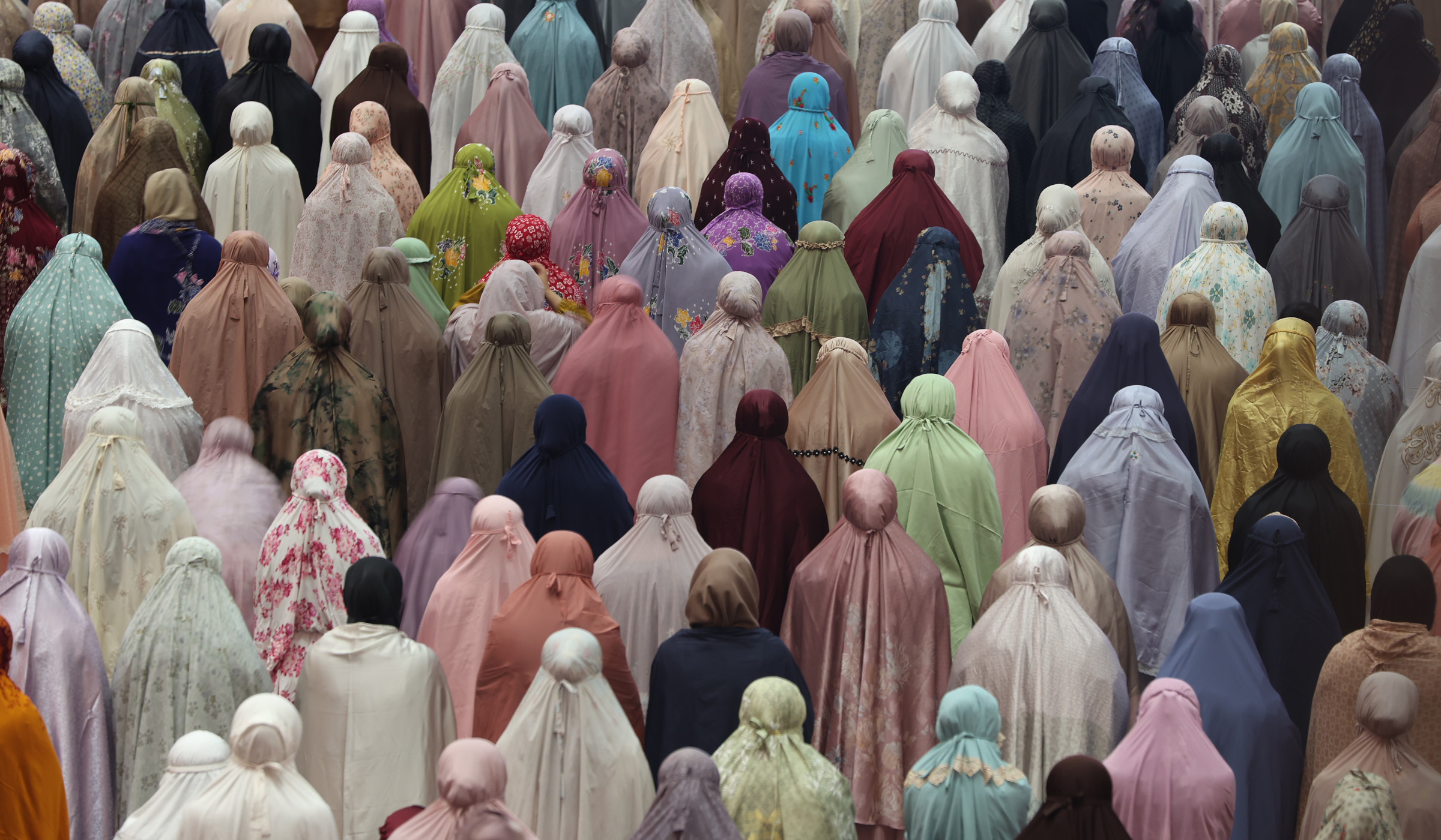 Suasana salat tarawih di Masjid Istiqlal. (Agus Priatna/SinPo.id)
