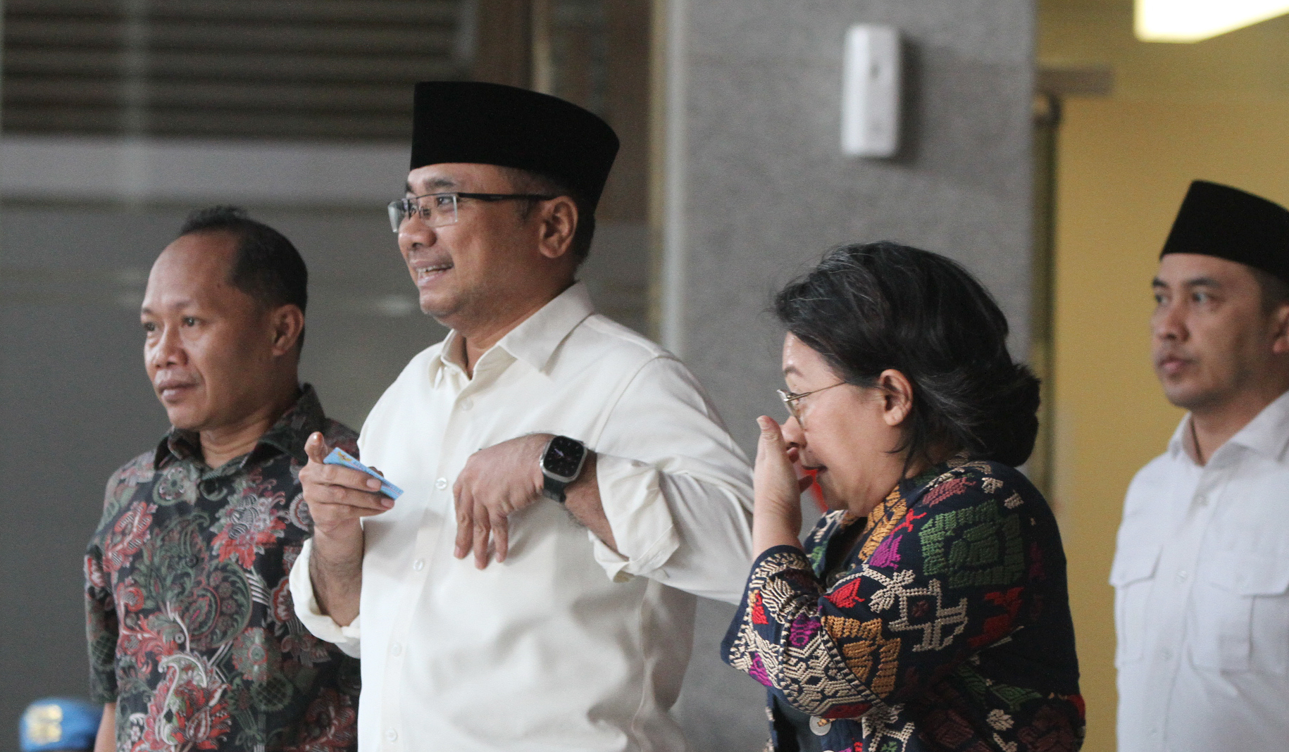 Yaqut usai menjalani pemeriksaan KPK. (Agus Priatna/SinPo.id)