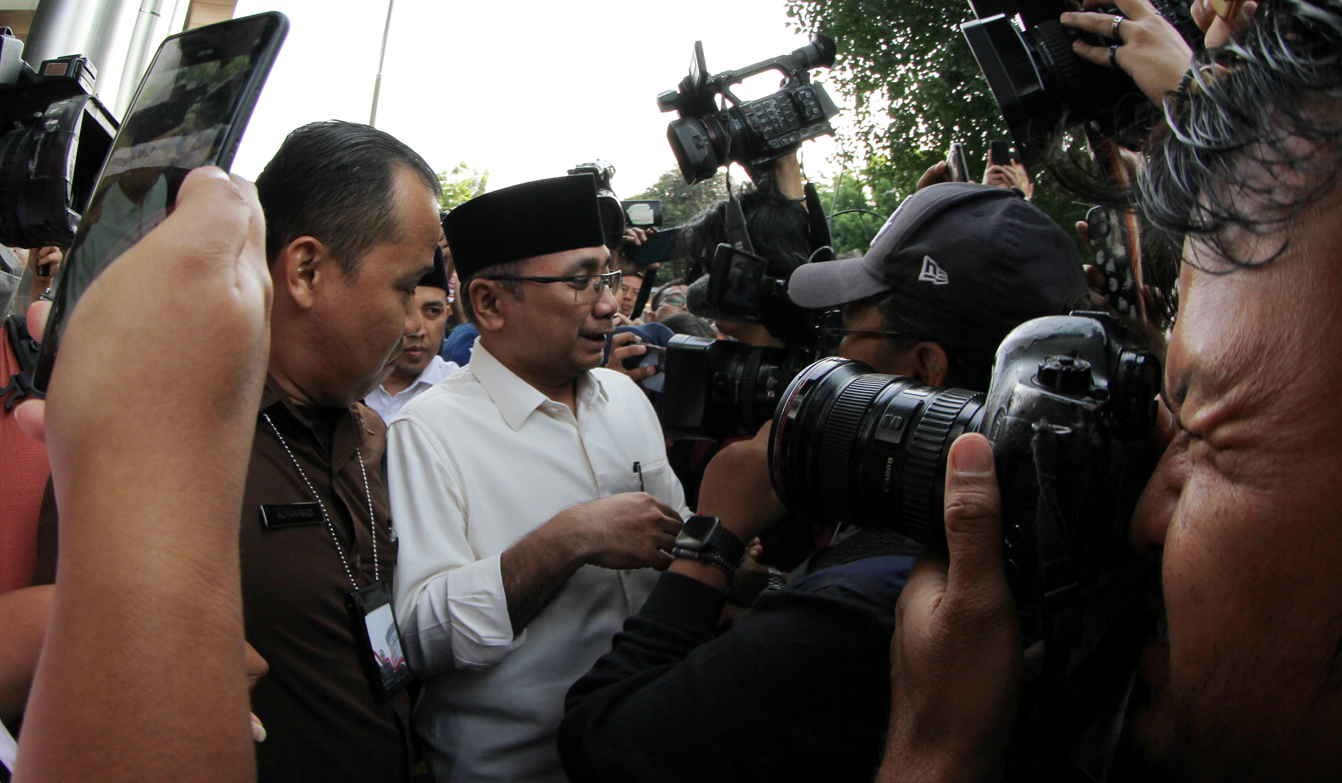 Yaqut usai menjalani pemeriksaan KPK. (Agus Priatna/SinPo.id)