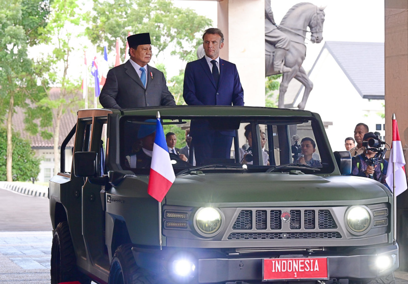 Presiden Prabowo dan Presiden Prancis Emmanuel Macron saat menaiki kendaraan Maung di kawasan Akmil Magelang (Ashar/Foto:Muchlis-BiroPers/SinPo.id)