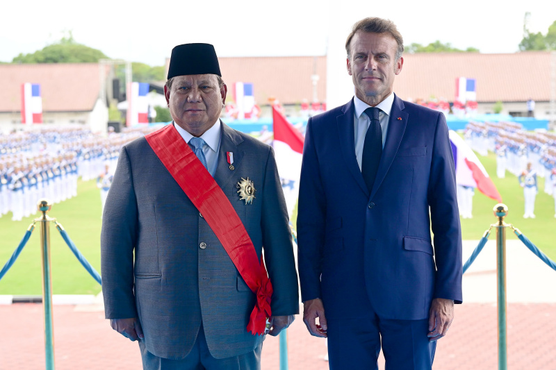 Presiden Prabowo dan Presiden Prancis Emmanuel Macron saat menaiki kendaraan Maung di kawasan Akmil Magelang (Ashar/Foto:Muchlis-BiroPers/SinPo.id)