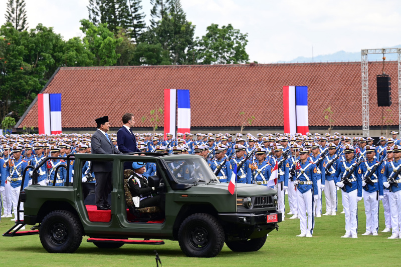 Presiden Prabowo dan Presiden Prancis Emmanuel Macron saat menaiki kendaraan Maung di kawasan Akmil Magelang (Ashar/Foto:Muchlis-BiroPers/SinPo.id)