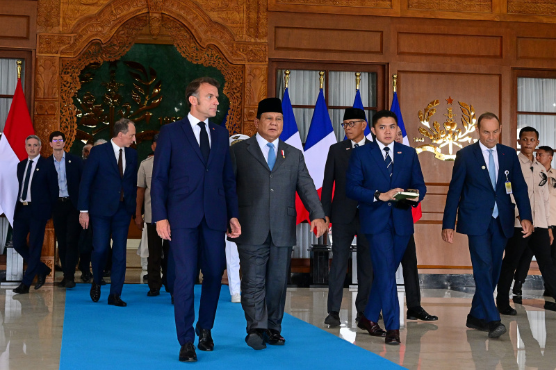 Presiden Prabowo dan Presiden Prancis Emmanuel Macron saat menaiki kendaraan Maung di kawasan Akmil Magelang (Ashar/Foto:Muchlis-BiroPers/SinPo.id)