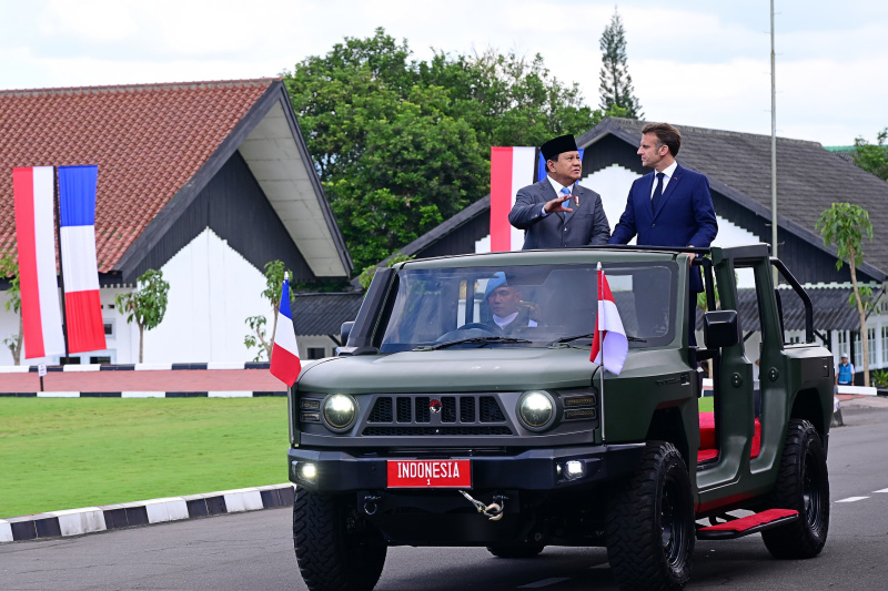 Presiden Prabowo dan Presiden Prancis Emmanuel Macron saat menaiki kendaraan Maung di kawasan Akmil Magelang (Ashar/Foto:Muchlis-BiroPers/SinPo.id)