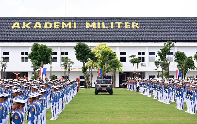 Presiden Prabowo dan Presiden Prancis Emmanuel Macron saat menaiki kendaraan Maung di kawasan Akmil Magelang (Ashar/Foto:Muchlis-BiroPers/SinPo.id)