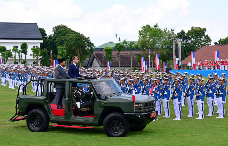 Presiden Prabowo dan Presiden Prancis Emmanuel Macron saat menaiki kendaraan Maung di kawasan Akmil Magelang (Ashar/Foto:Muchlis-BiroPers/SinPo.id)