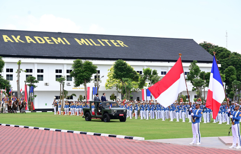 Presiden Prabowo dan Presiden Prancis Emmanuel Macron saat menaiki kendaraan Maung di kawasan Akmil Magelang (Ashar/Foto:Muchlis-BiroPers/SinPo.id)