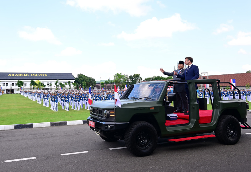 Presiden Prabowo dan Presiden Prancis Emmanuel Macron saat menaiki kendaraan Maung di kawasan Akmil Magelang (Ashar/Foto:Muchlis-BiroPers/SinPo.id)
