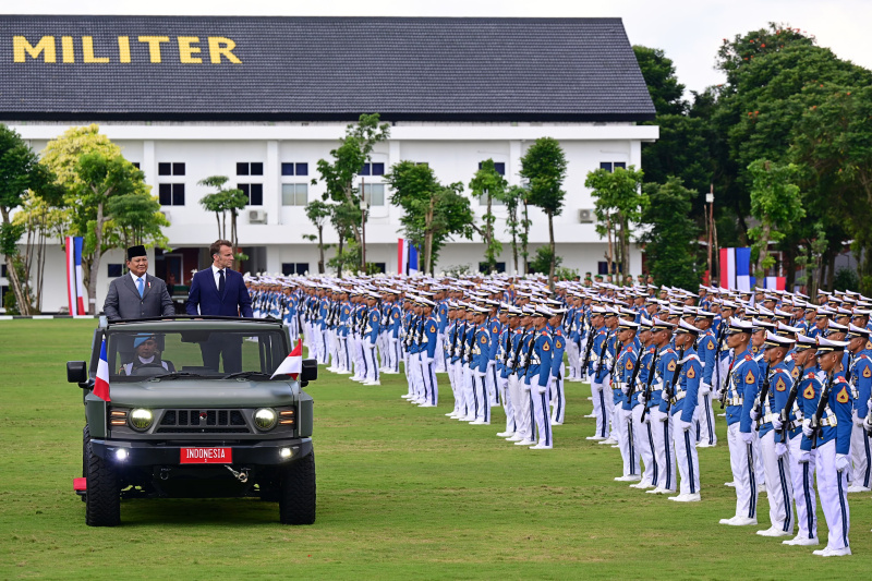 Presiden Prabowo dan Presiden Prancis Emmanuel Macron saat menaiki kendaraan Maung di kawasan Akmil Magelang (Ashar/Foto:Muchlis-BiroPers/SinPo.id)