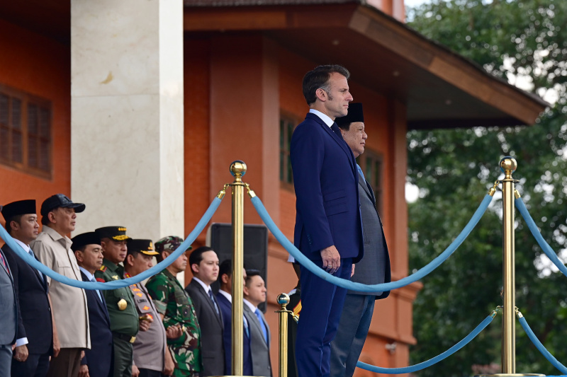 Presiden Prabowo dan Presiden Prancis Emmanuel Macron saat menaiki kendaraan Maung di kawasan Akmil Magelang (Ashar/Foto:Muchlis-BiroPers/SinPo.id)