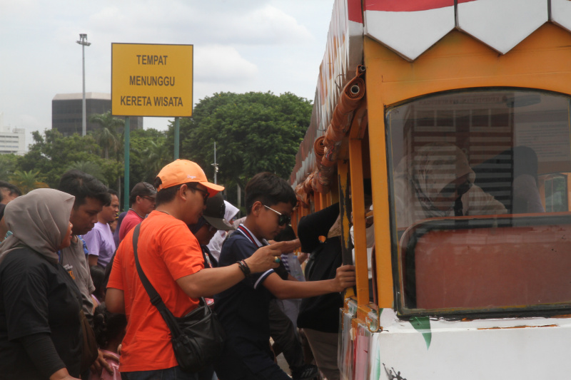 Monas dipadati oleh wisawatan saat liburan Nataru (Ashar/SinPo.id)