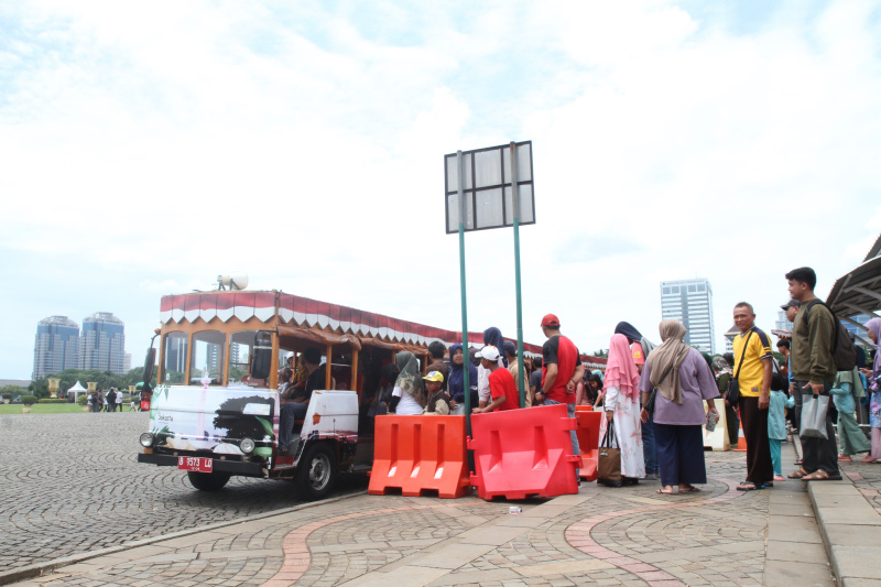 Monas dipadati oleh wisawatan saat liburan Nataru (Ashar/SinPo.id)