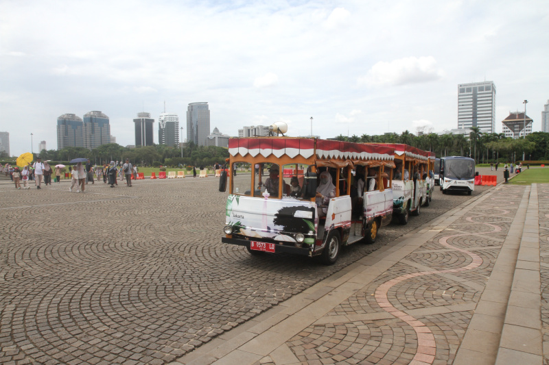 Monas dipadati oleh wisawatan saat liburan Nataru (Ashar/SinPo.id)