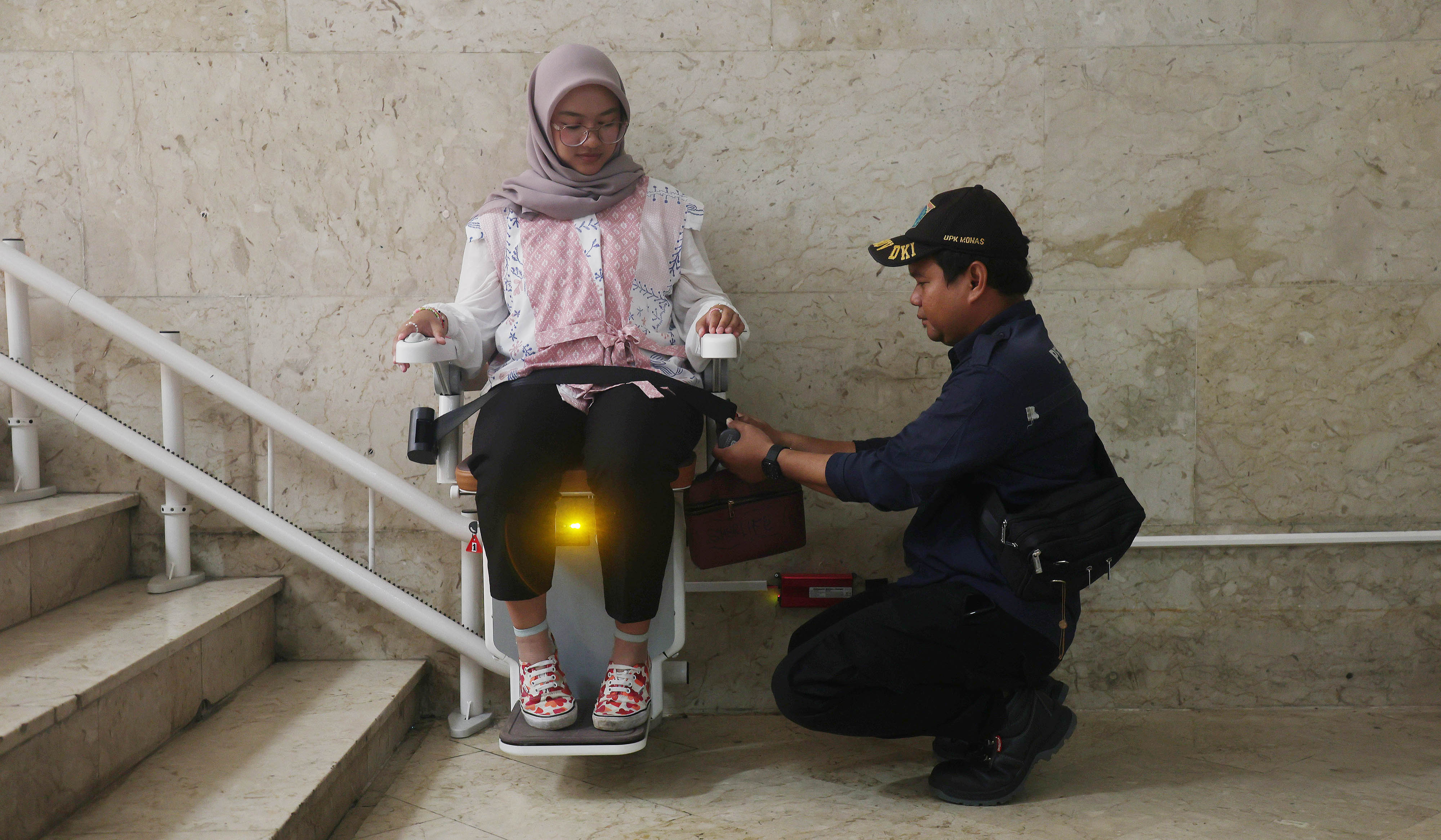 Fasilitas lift chair di Monas. (Agus Priatna/SinPo.id)