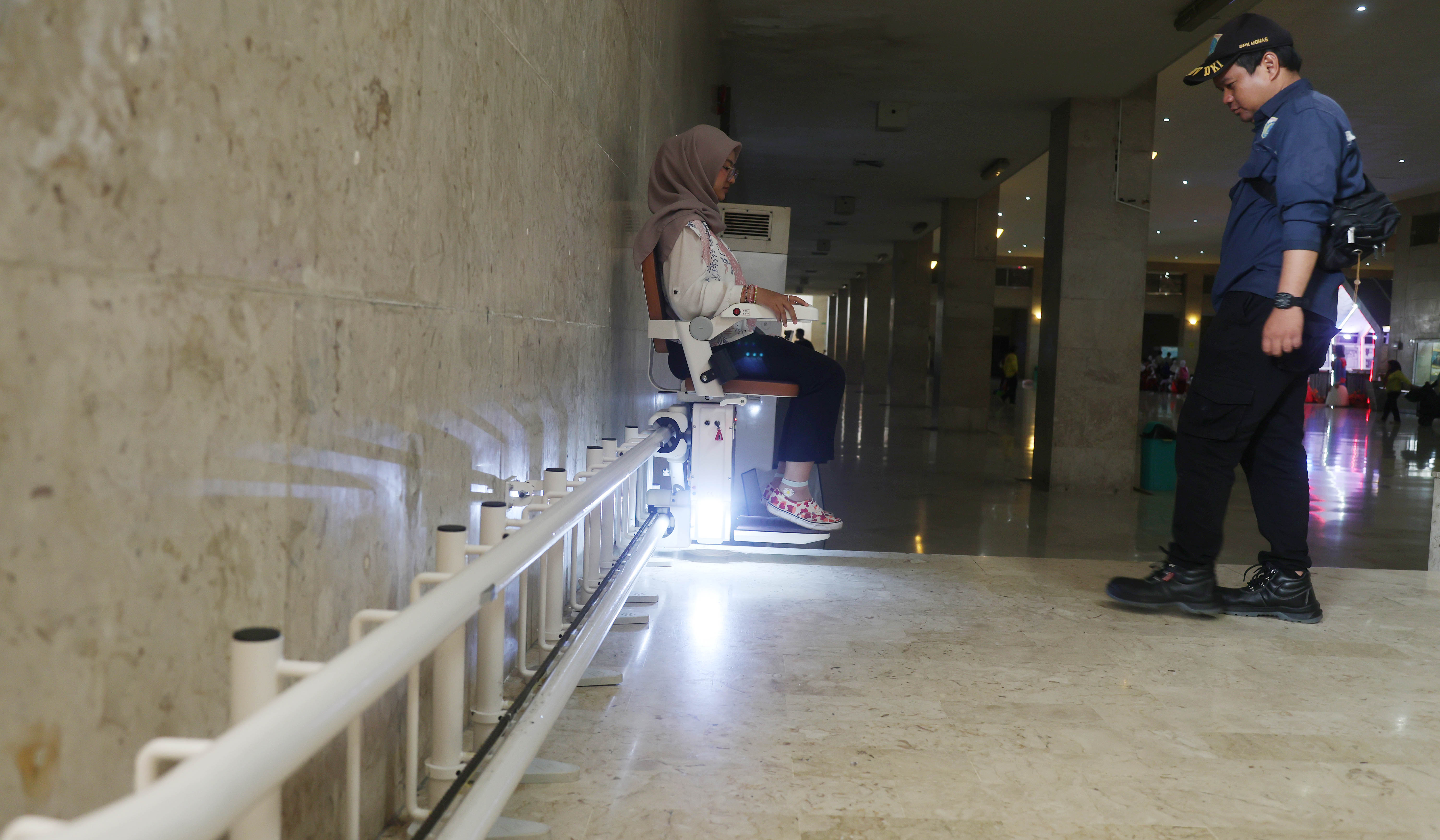 Fasilitas lift chair di Monas. (Agus Priatna/SinPo.id)