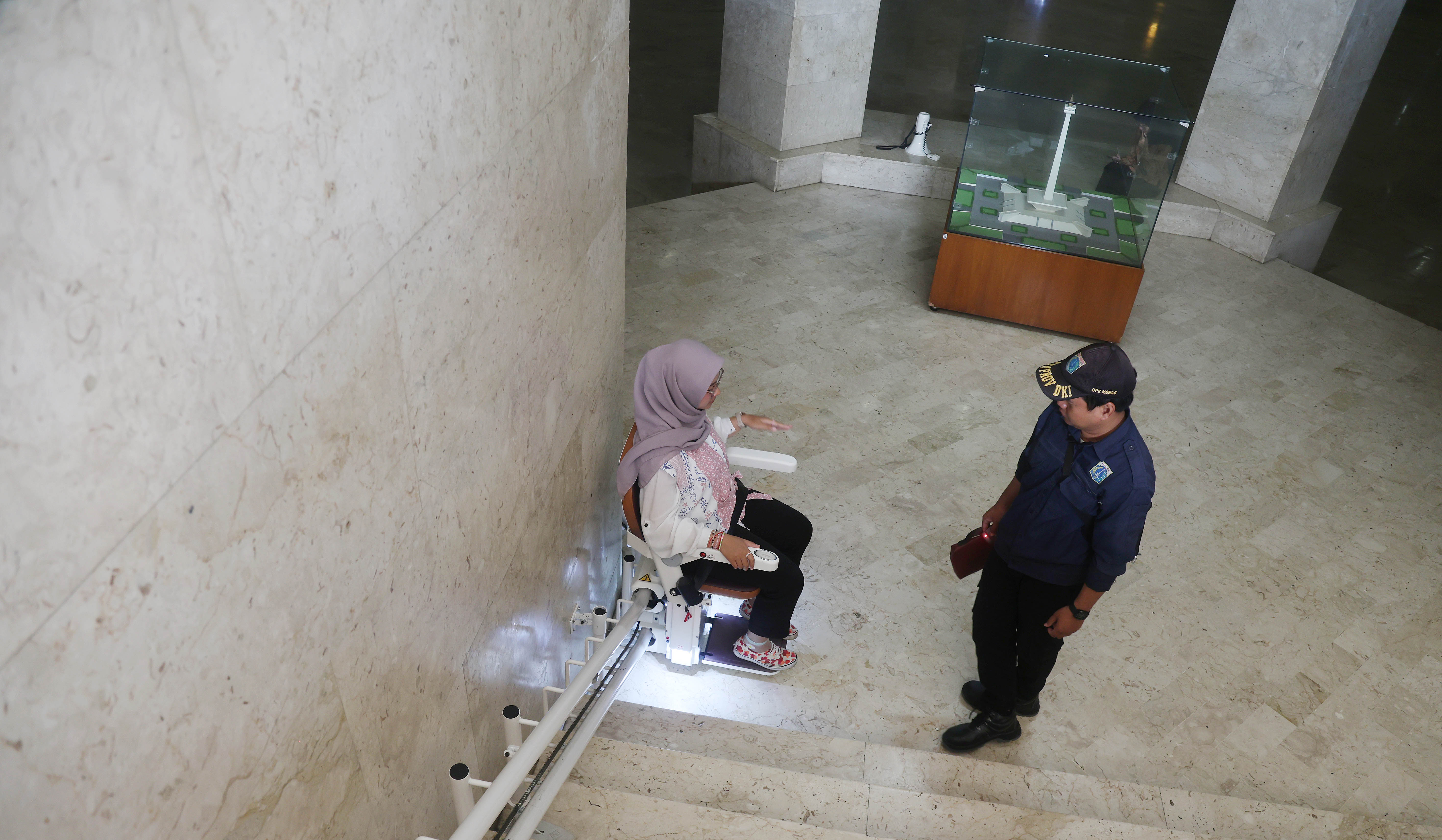 Fasilitas lift chair di Monas. (Agus Priatna/SinPo.id)