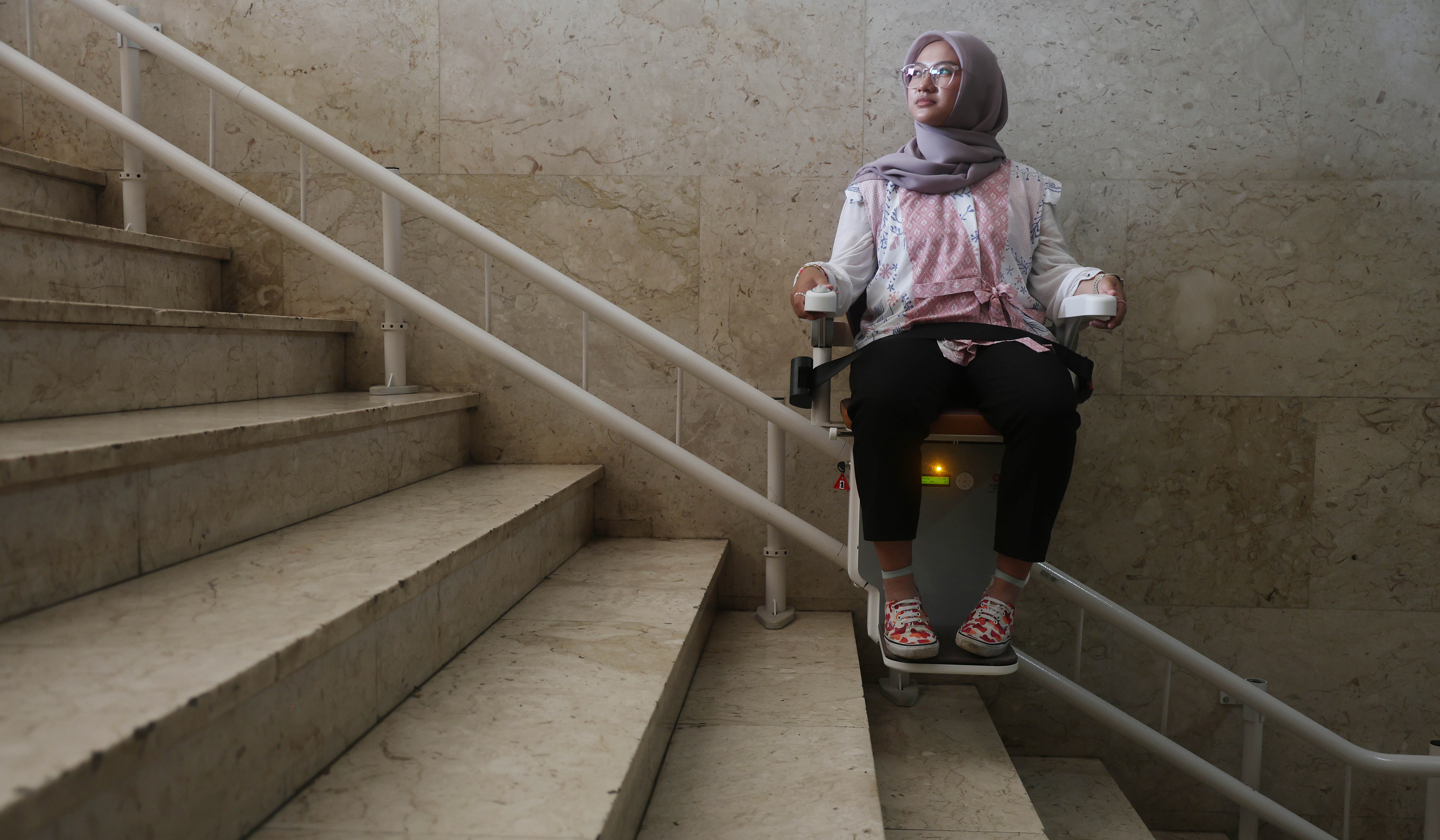 Fasilitas lift chair di Monas. (Agus Priatna/SinPo.id)