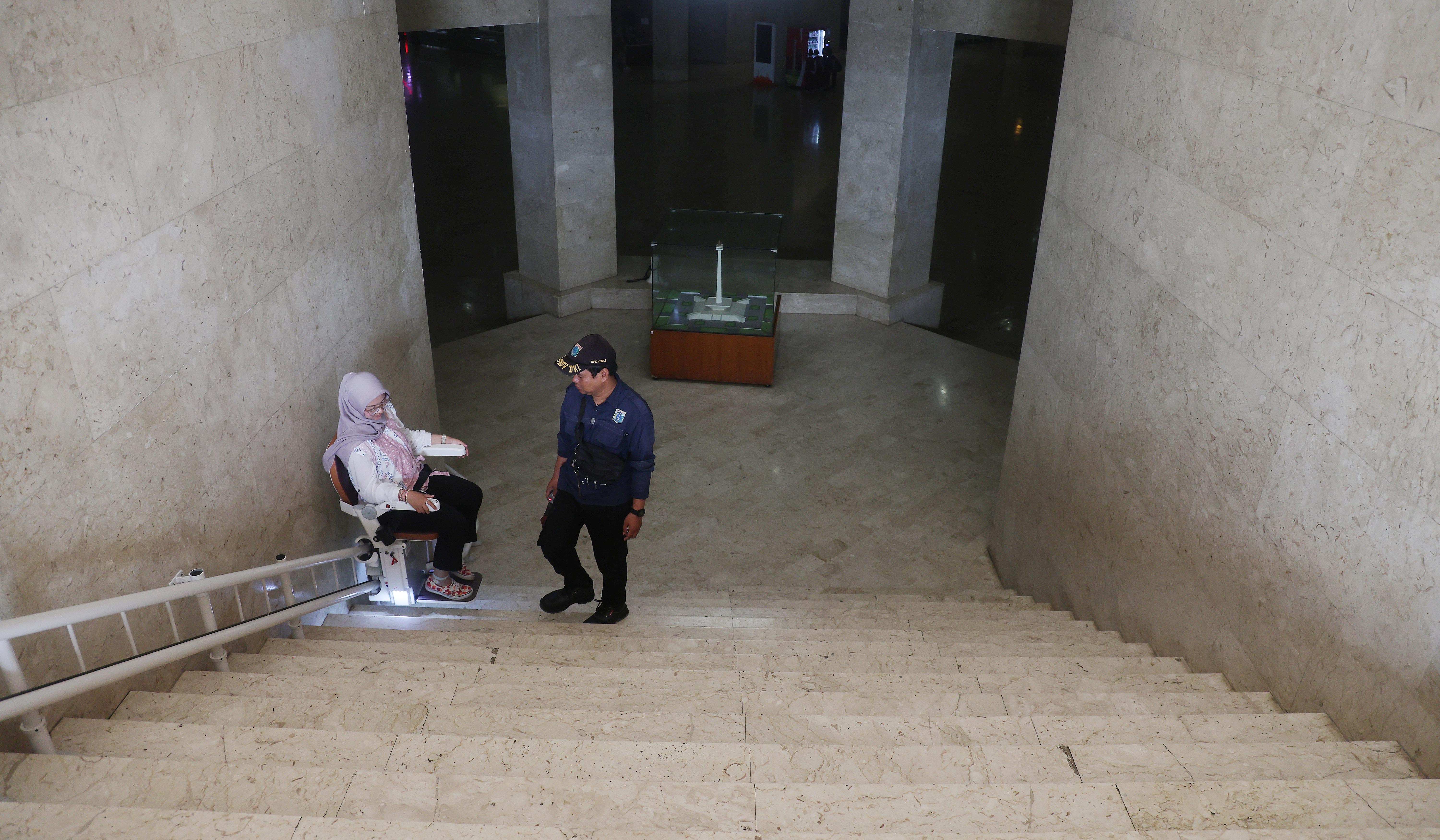 Fasilitas lift chair di Monas. (Agus Priatna/SinPo.id)