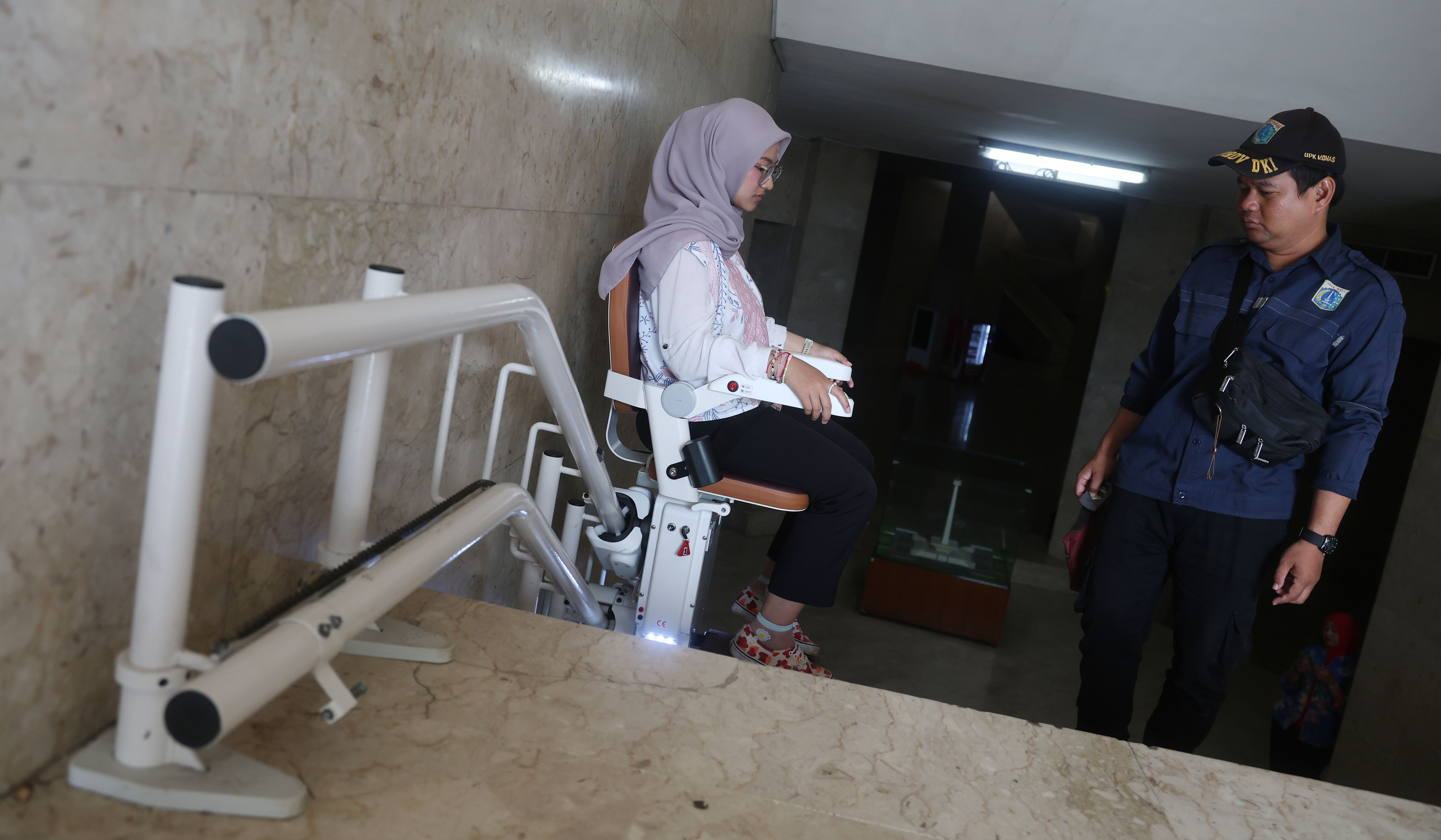 Fasilitas lift chair di Monas. (Agus Priatna/SinPo.id)