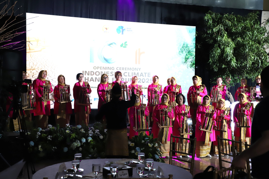 Wakil Ketua MPR RI Eddy Soeparno bekerja sama dengan Emil Salim Institute menggelar Indonesia Climate Change Forum 2025 (Ashar/SinPo.id)