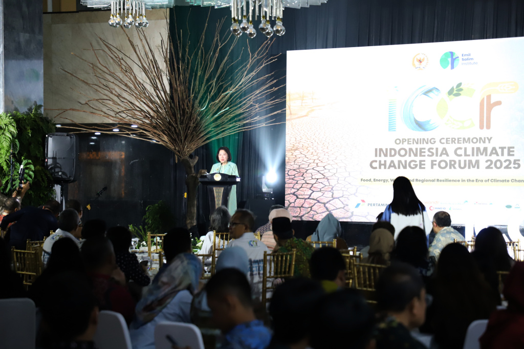 Wakil Ketua MPR RI Eddy Soeparno bekerja sama dengan Emil Salim Institute menggelar Indonesia Climate Change Forum 2025 (Ashar/SinPo.id)