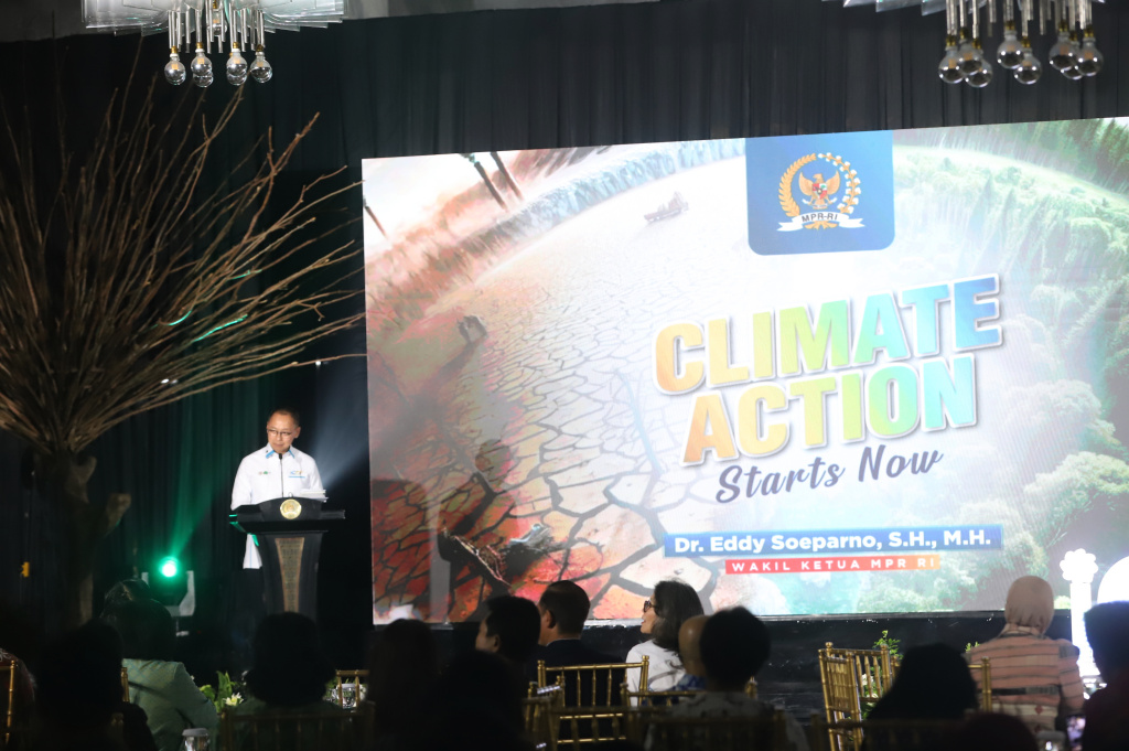 Wakil Ketua MPR RI Eddy Soeparno bekerja sama dengan Emil Salim Institute menggelar Indonesia Climate Change Forum 2025 (Ashar/SinPo.id)