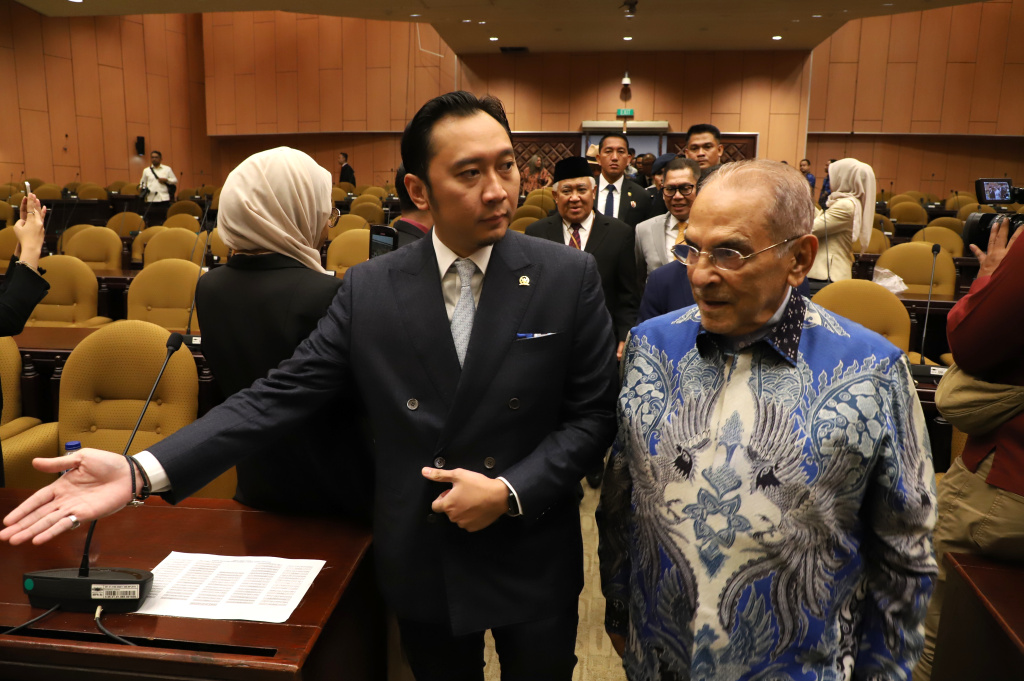 Wakil Ketua MPR RI Edhie Baskoro Yudhoyono resmi membuka World Peace Forum ke-9 di Gedung Nusantara V, Kompleks Parlemen (Ashar/SinPo.id)