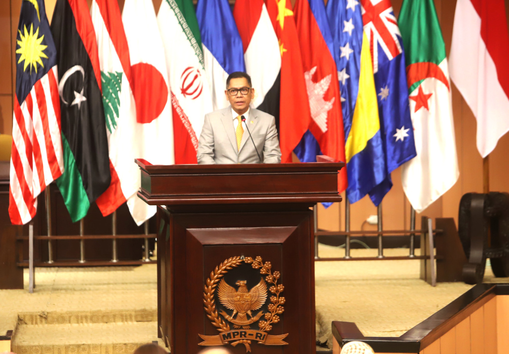 Wakil Ketua MPR RI Edhie Baskoro Yudhoyono resmi membuka World Peace Forum ke-9 di Gedung Nusantara V, Kompleks Parlemen (Ashar/SinPo.id)