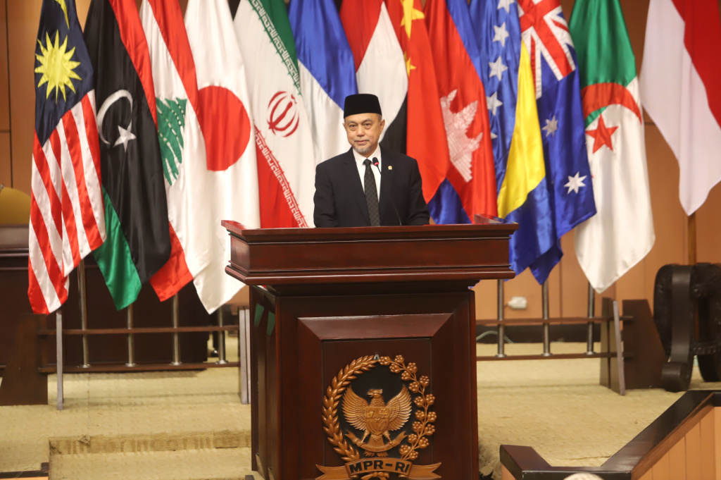 Wakil Ketua MPR RI Edhie Baskoro Yudhoyono resmi membuka World Peace Forum ke-9 di Gedung Nusantara V, Kompleks Parlemen (Ashar/SinPo.id)