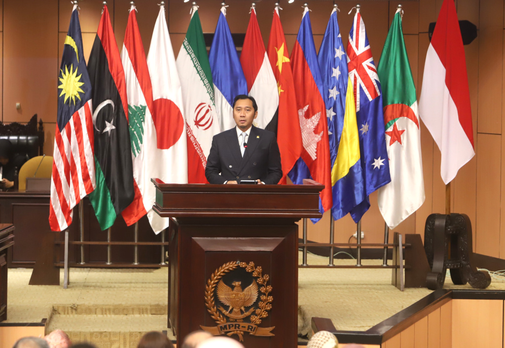 Wakil Ketua MPR RI Edhie Baskoro Yudhoyono resmi membuka World Peace Forum ke-9 di Gedung Nusantara V, Kompleks Parlemen (Ashar/SinPo.id)