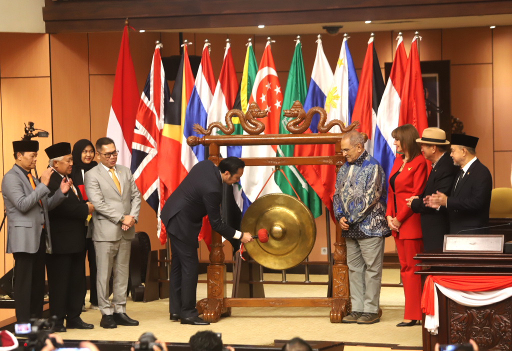 Wakil Ketua MPR RI Edhie Baskoro Yudhoyono resmi membuka World Peace Forum ke-9 di Gedung Nusantara V, Kompleks Parlemen (Ashar/SinPo.id)