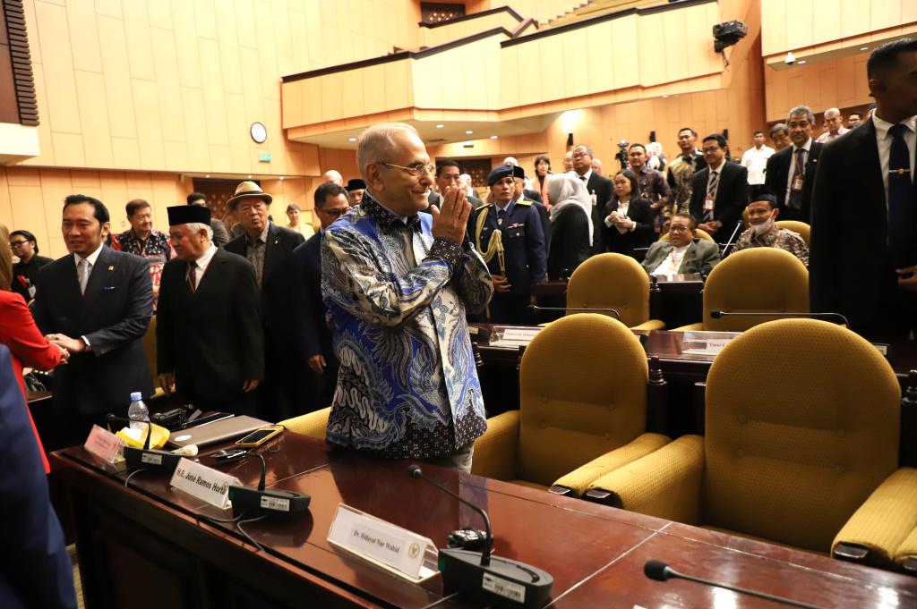 Wakil Ketua MPR RI Edhie Baskoro Yudhoyono resmi membuka World Peace Forum ke-9 di Gedung Nusantara V, Kompleks Parlemen (Ashar/SinPo.id)