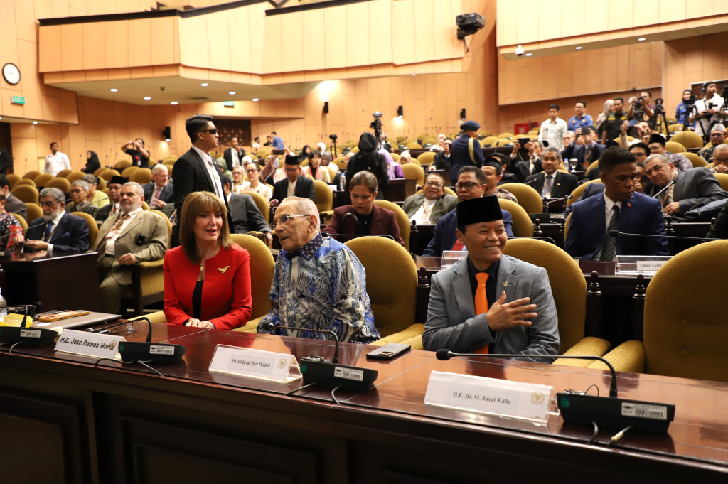 Wakil Ketua MPR RI Edhie Baskoro Yudhoyono resmi membuka World Peace Forum ke-9 di Gedung Nusantara V, Kompleks Parlemen (Ashar/SinPo.id)