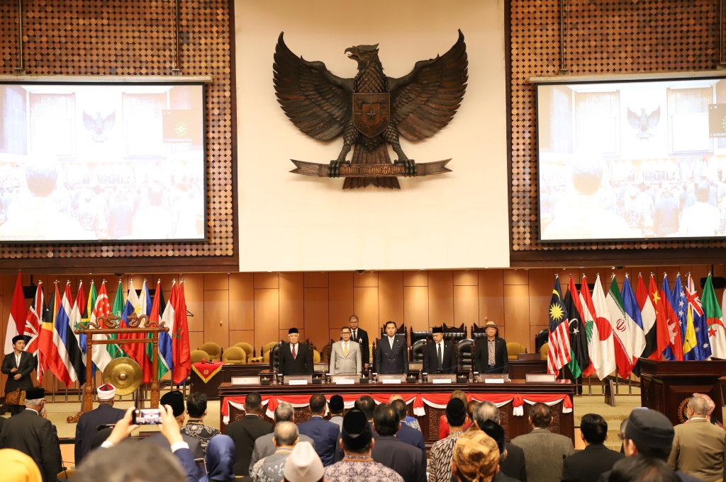 Wakil Ketua MPR RI Edhie Baskoro Yudhoyono resmi membuka World Peace Forum ke-9 di Gedung Nusantara V, Kompleks Parlemen (Ashar/SinPo.id)
