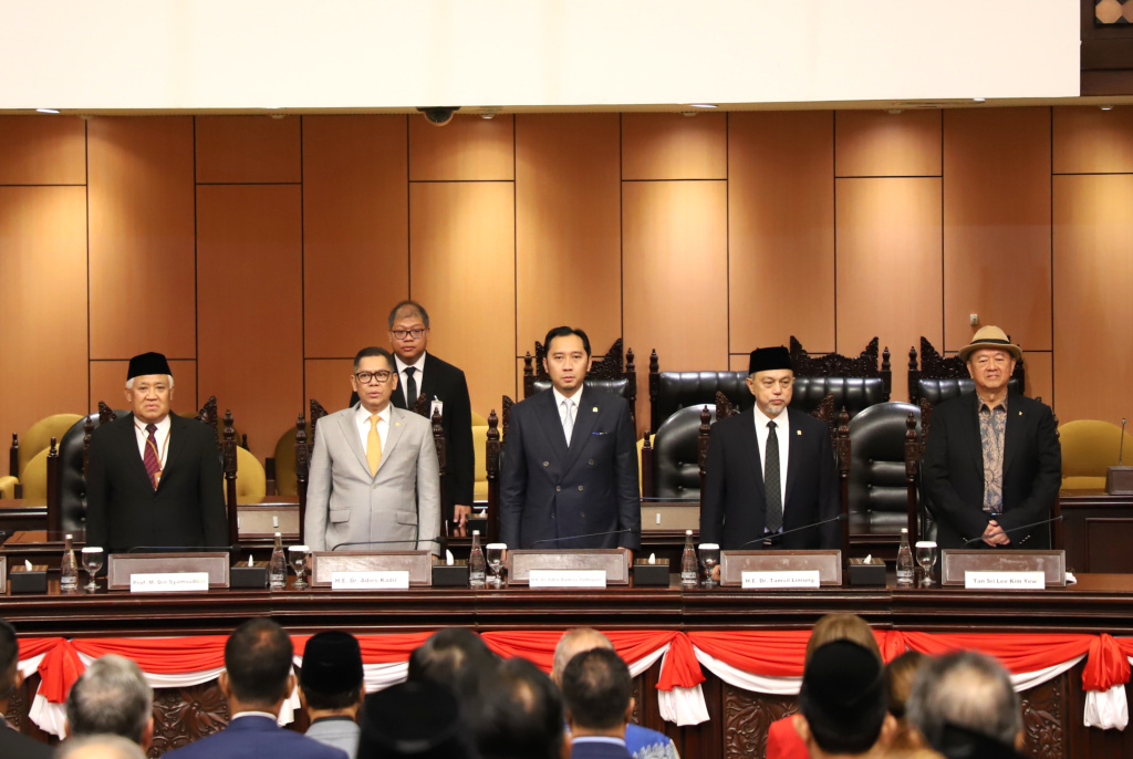 Wakil Ketua MPR RI Edhie Baskoro Yudhoyono resmi membuka World Peace Forum ke-9 di Gedung Nusantara V, Kompleks Parlemen (Ashar/SinPo.id)