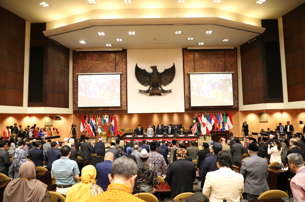 Wakil Ketua MPR RI Edhie Baskoro Yudhoyono resmi membuka World Peace Forum ke-9 di Gedung Nusantara V, Kompleks Parlemen (Ashar/SinPo.id)