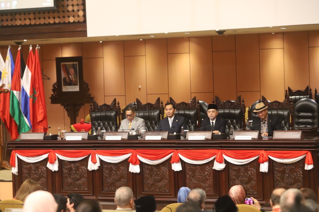 Wakil Ketua MPR RI Edhie Baskoro Yudhoyono resmi membuka World Peace Forum ke-9 di Gedung Nusantara V, Kompleks Parlemen (Ashar/SinPo.id)