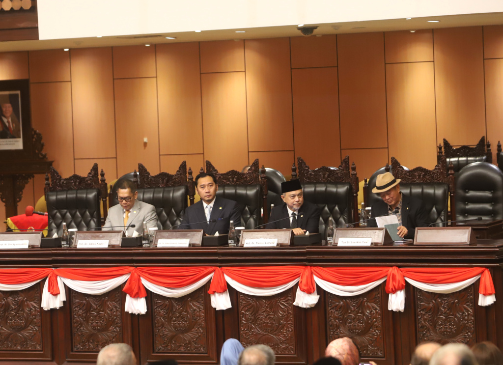 Wakil Ketua MPR RI Edhie Baskoro Yudhoyono resmi membuka World Peace Forum ke-9 di Gedung Nusantara V, Kompleks Parlemen (Ashar/SinPo.id)