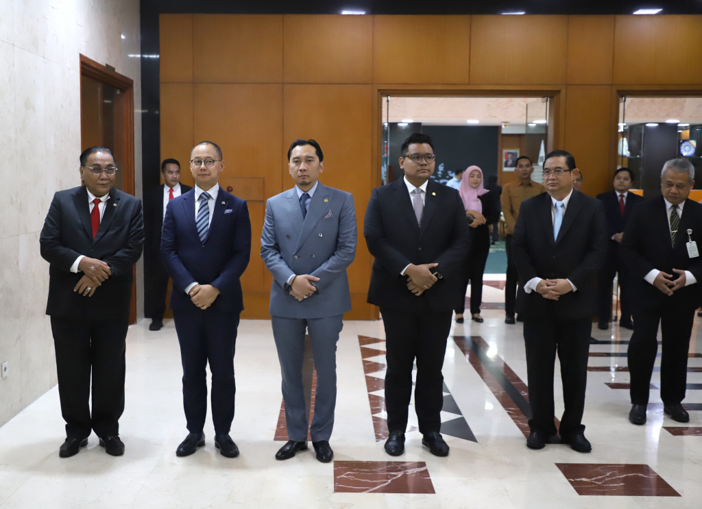 Ketua MPR RI Ahmad Muzani menerima Kunjungan Kenegaraan Ketua Parlemen of Korea Selatan HE, Mr.Woo Won Shik di ruang delegasi (Ashar/SinPo.id)