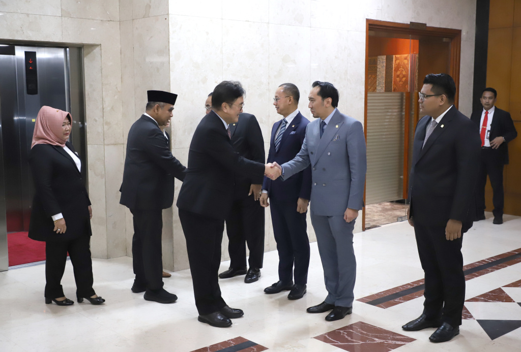 Ketua MPR RI Ahmad Muzani menerima Kunjungan Kenegaraan Ketua Parlemen of Korea Selatan HE, Mr.Woo Won Shik di ruang delegasi (Ashar/SinPo.id)