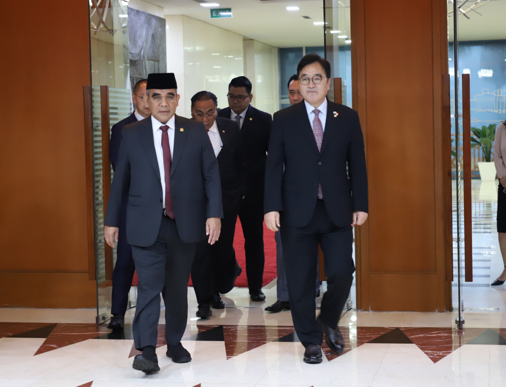Ketua MPR RI Ahmad Muzani menerima Kunjungan Kenegaraan Ketua Parlemen of Korea Selatan HE, Mr.Woo Won Shik di ruang delegasi (Ashar/SinPo.id)