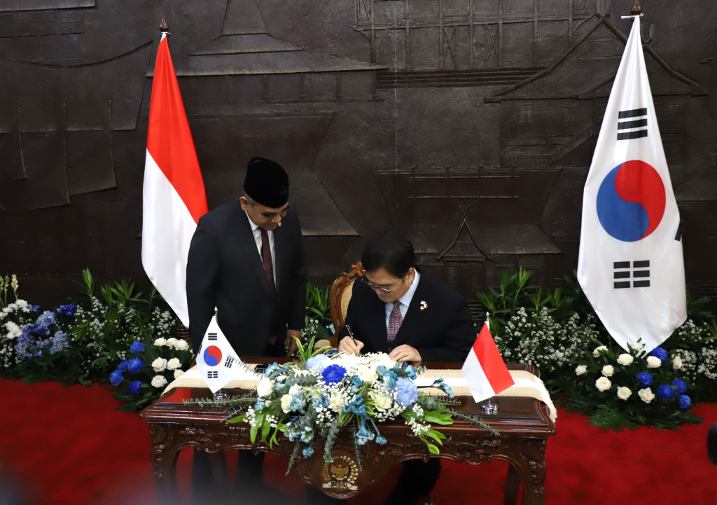 Ketua MPR RI Ahmad Muzani menerima Kunjungan Kenegaraan Ketua Parlemen of Korea Selatan HE, Mr.Woo Won Shik di ruang delegasi (Ashar/SinPo.id)