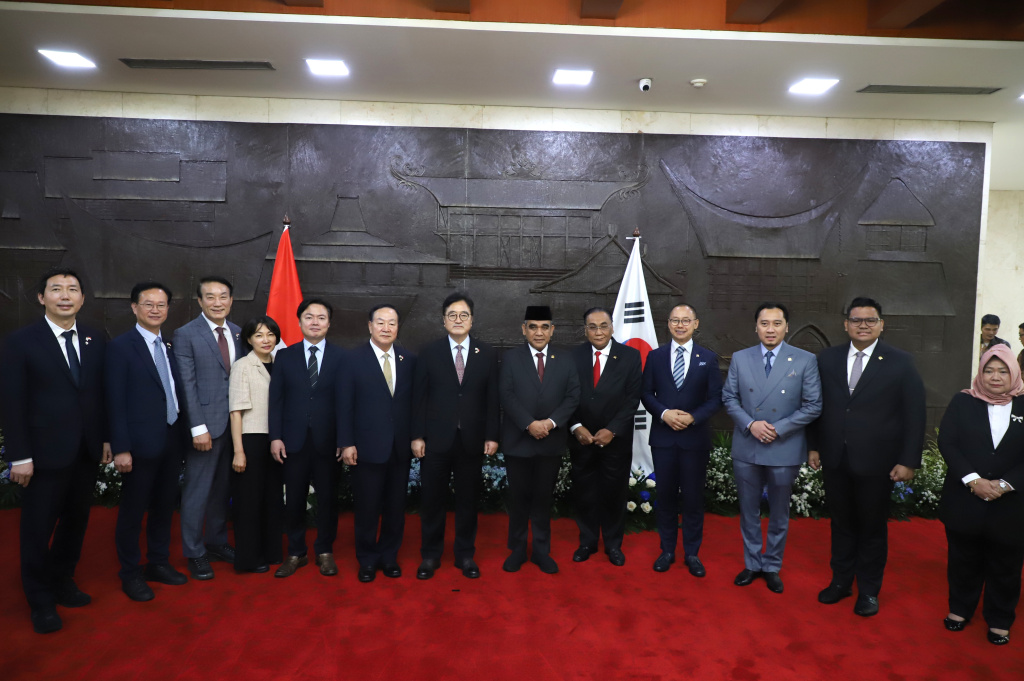 Ketua MPR RI Ahmad Muzani menerima Kunjungan Kenegaraan Ketua Parlemen of Korea Selatan HE, Mr.Woo Won Shik di ruang delegasi (Ashar/SinPo.id)