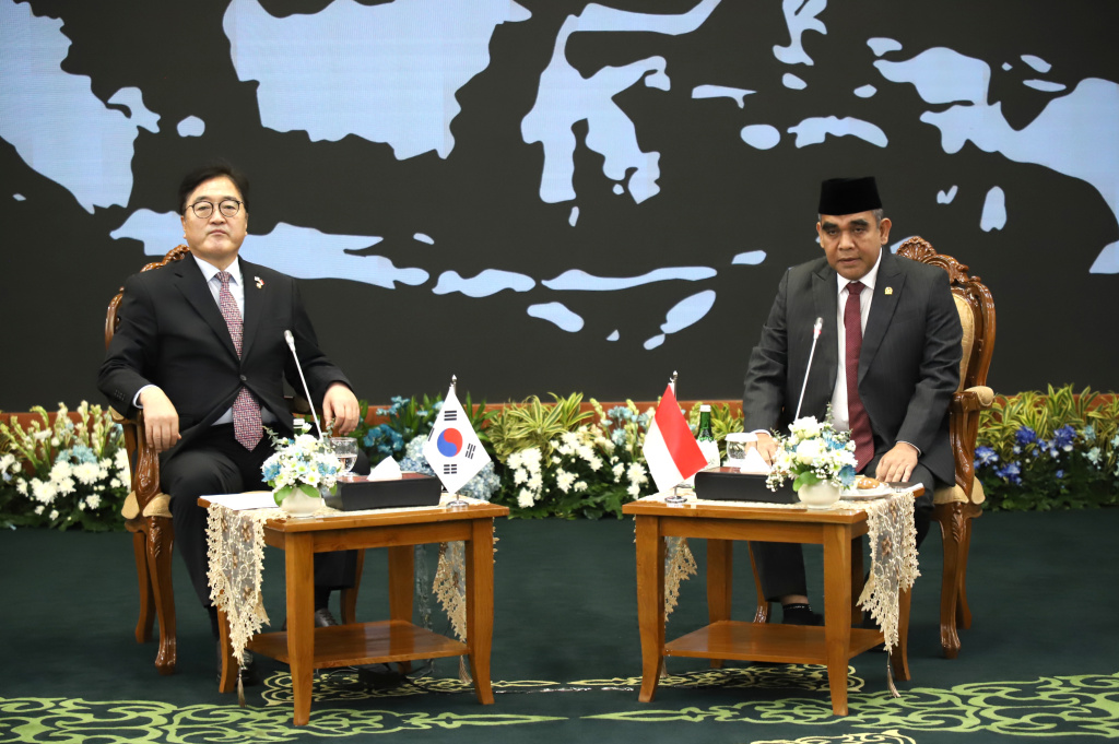 Ketua MPR RI Ahmad Muzani menerima Kunjungan Kenegaraan Ketua Parlemen of Korea Selatan HE, Mr.Woo Won Shik di ruang delegasi (Ashar/SinPo.id)